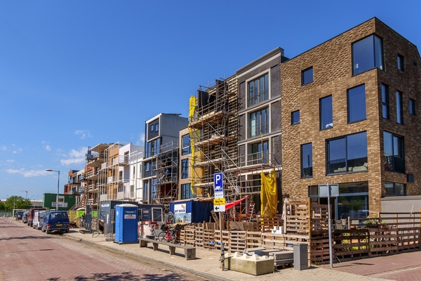Fot. Amsterdam, Holland. New street with single family homes in modern architecture, under construction. Fot. www.hollandfoto.net / Shutterstock.com