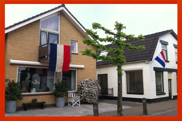 Holenderskie flagi na domach w Dzień Króla (26 kwietnia) w Zevenhuizen. Fot. archiwum Niedziela.NL