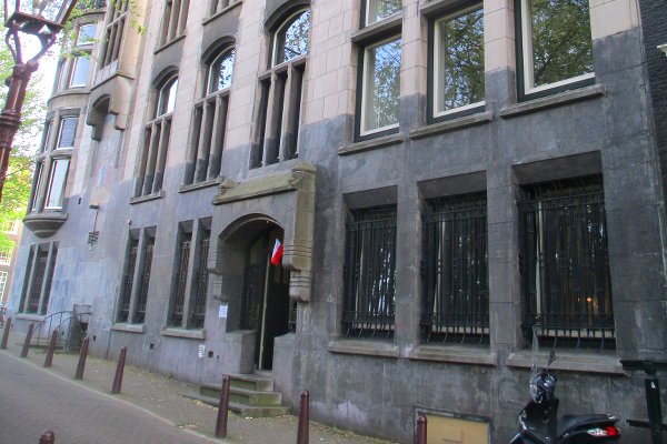 Wejście do lokalu wyborczego w centrum Amsterdamu (siedziba Niderlandzkiego Domu Polskiego), fot. ŁK