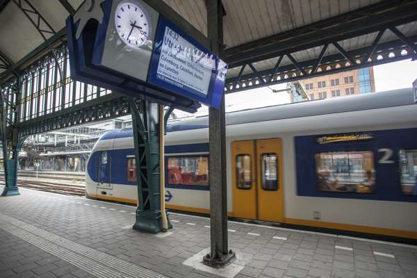 Pociąg na stacji w Utrechcie, fot. Tjwvandongen / Shutterstock.com