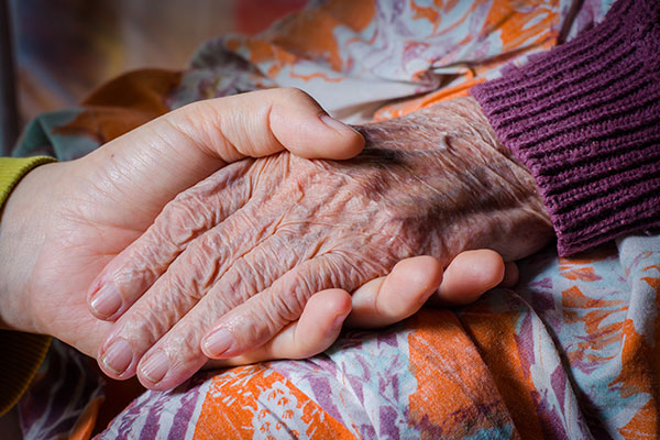 74-latek, który na prośbę matki podał jej śmiertelną mieszankę leków oficjalnie został uznany za „winnego”, fot. Shutterstock