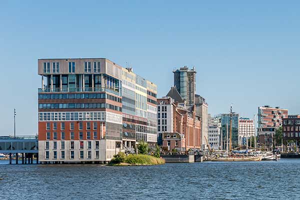 Mieszkania socjalne w Amsterdamie, fot. TasfotoNL / Shutterstock.com
