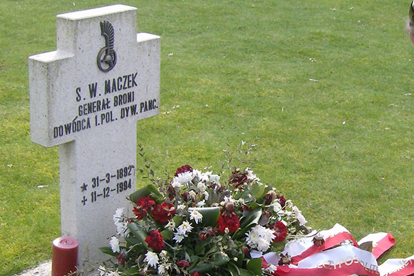 Grób generała Stanisława Maczka na polskim cmentarzu wojskowym w Bredzie w Holandii, fot. Miho, CC3