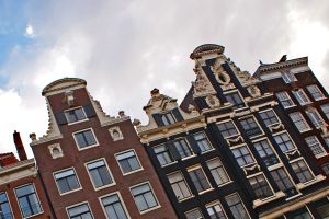 HOLANDIA: Amsterdam coraz droższy