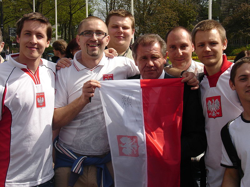 Włodzimierz Smolarek z fanami, fot. Sławek Skonieczny, CC3.0
