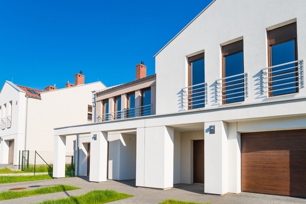Nieuwe moderne residentiële ontwikkeling semi-vrijstaande woning // fot. Shutterstock, Inc.