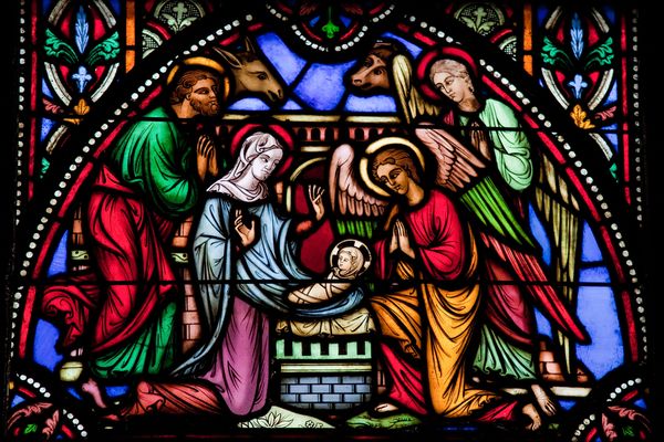 Stained glass window depicting Nativity Scene at Christmas in the cathedral of Brussels, Belgium // fot. jorisvo / Shutterstock.com