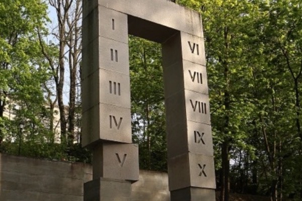 Pomnik na miejscu egzekucji lwowskich profesorów na Wzgórzach Wuleckich odsłonięty 3 lipca 2011. Fot. Franciszek Vetulani - Praca własna, CC BY-SA 4.0, wikipedia.org