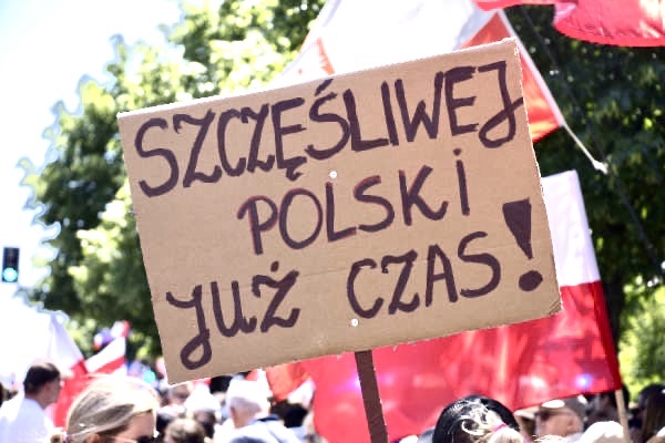 Half a million Poles protested against the nationalist-populist government in Warsaw in defence of democracy and values, board with the slogan "Happy Poland it's time!", Poland, Warsaw June 4, 2023 // fot. Below the Sky / Shutterstock.com 