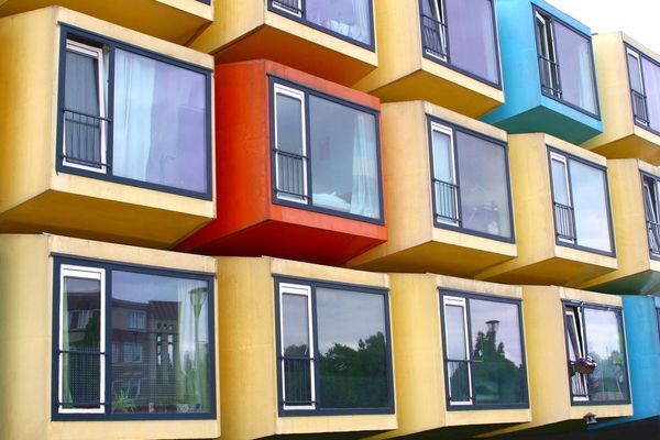 foto: Holenderskie domy kontenerowe dla studentów, początkujących i imigrantów. Modułowe domy mieszkalne // fot. Ingehogenbijl, Shutterstock, Inc. 