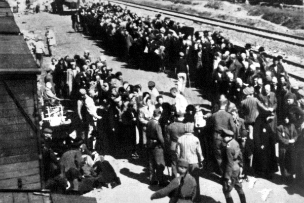 Wybór i rozdzielenie więźniów przez niemieckich żółnierzy na dworcu kolejowym (german concentration camp) Auschwitz-Birkenau w Polsce, ok. 1944 r. // fot. Everett Collection / Shutterstock.com