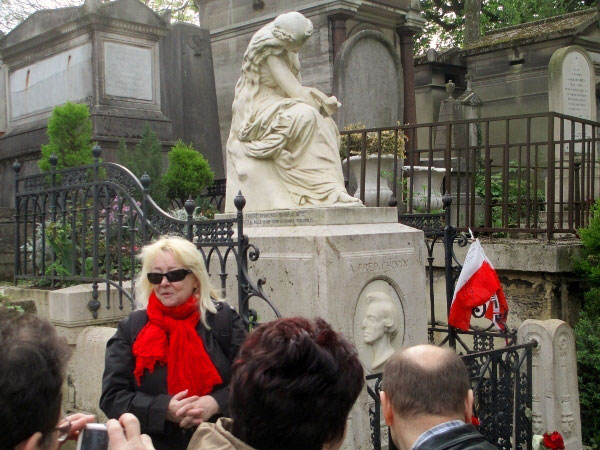Z polską przewodniczką na cmentarzu Pere Lachaise przed grobem Fryderyka Szopena, fot. Łukasz Koterba