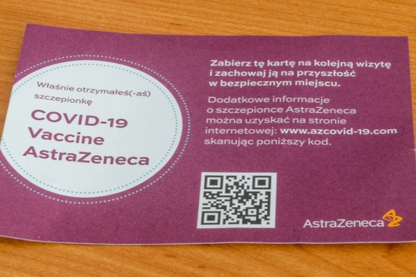 Polska ulotka o szczepionce AstraZaneca COVID-19 // fot. Robson90 / Shutterstock.com